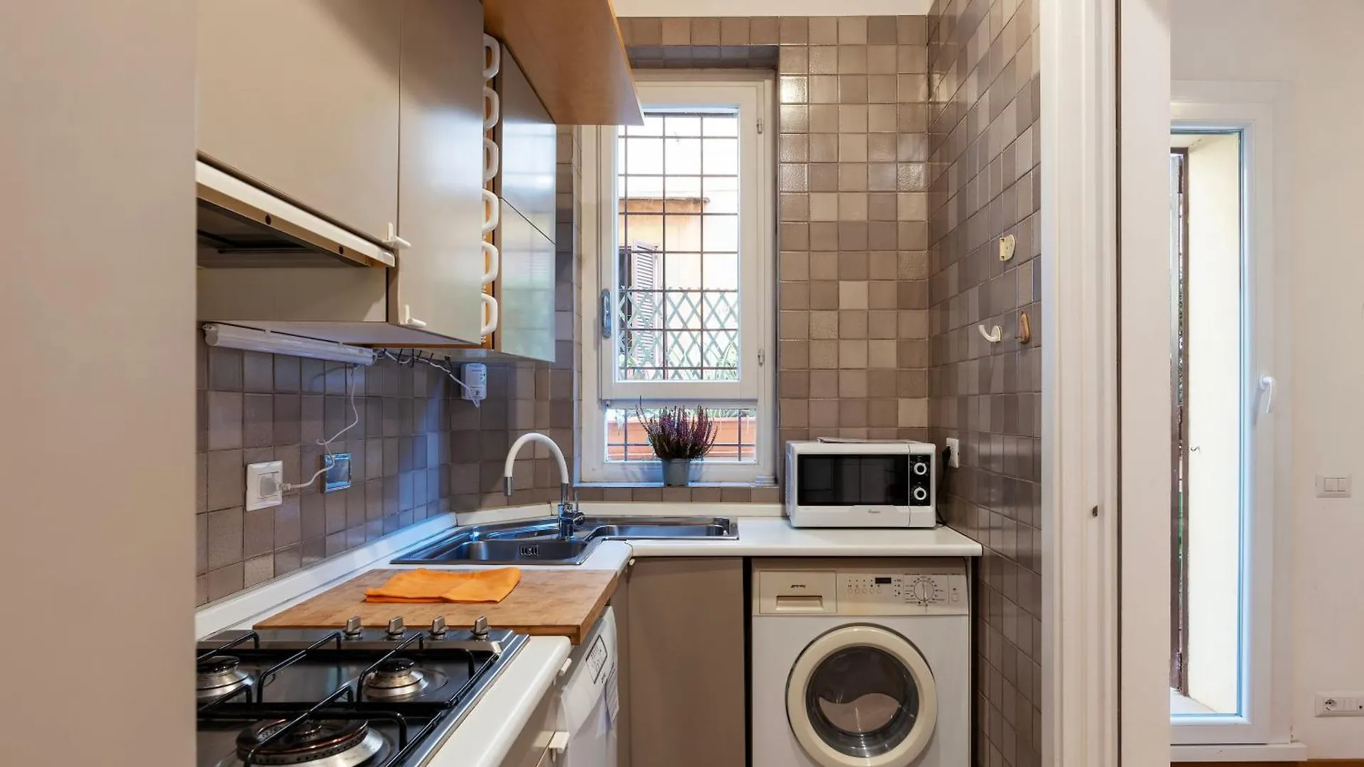 Apartment With Terrace Near Piazza Navona - Fromhometorome